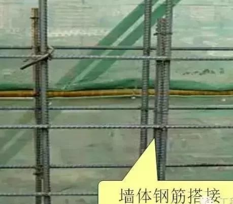 墙拉筋要求绑扎墙体拉钩时,应制作好工具卡好后再弯避免影响排距,弯钩