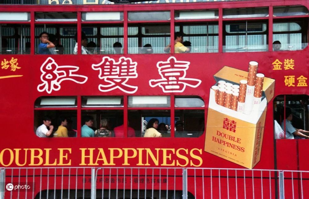 1993年7月,香港中环,行驶中的有轨电车.车身上有"红双喜"香烟的广告.