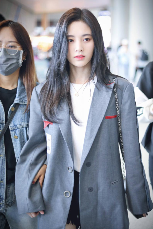 谁说鞠婧祎只适合演弱女子?看到她穿上西装后,网友:鞠哥哥来了
