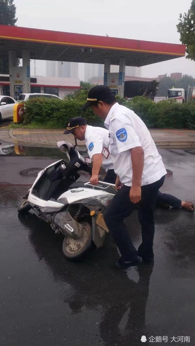 雨天路滑 男子骑车摔倒郑州街头