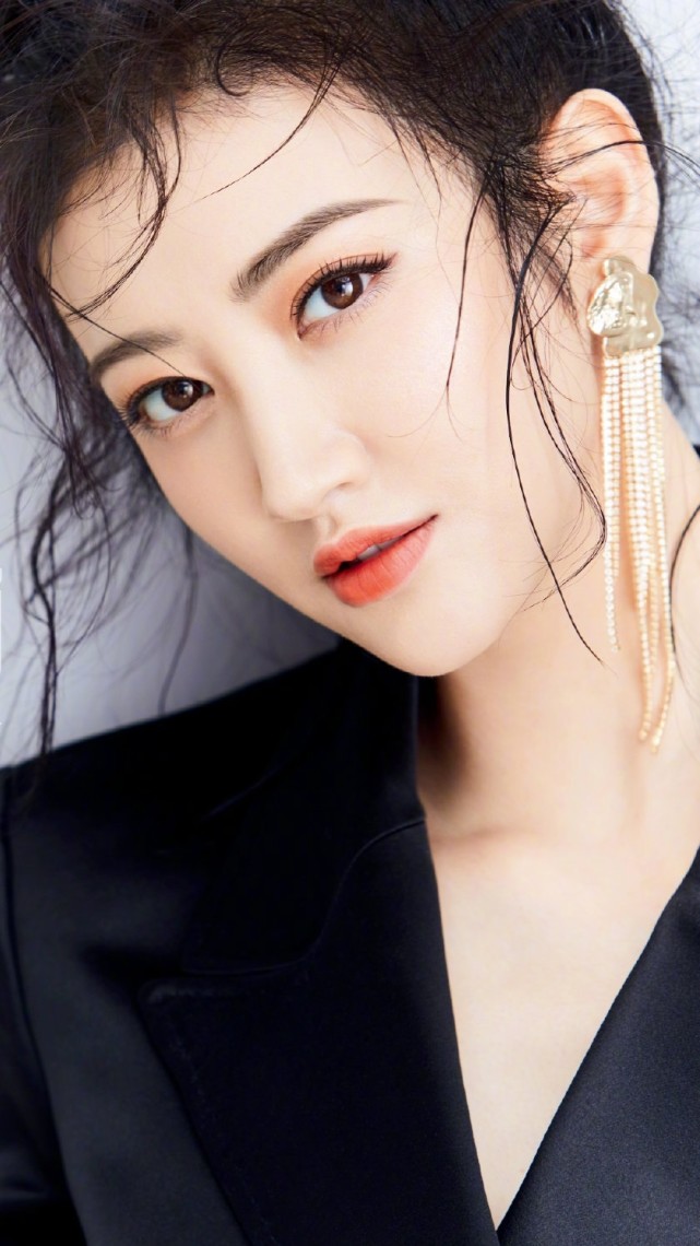 景甜美照分享:精致的丸子头,看了想亲上去的感觉!