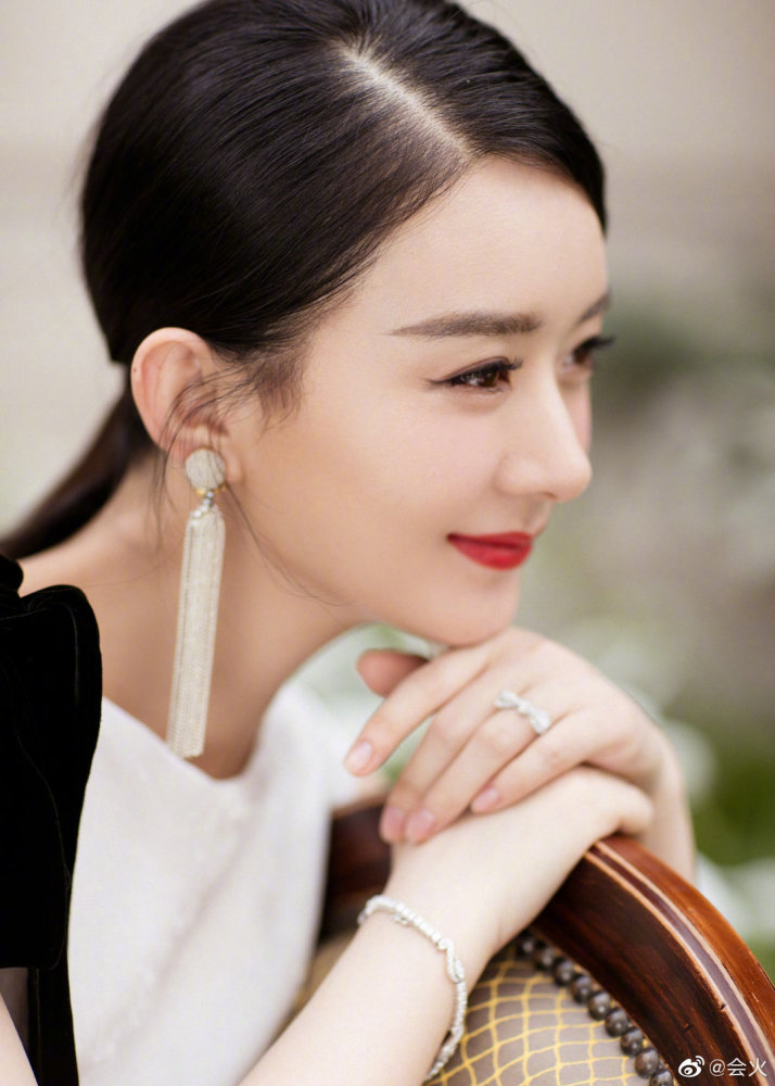 赵丽颖白色丝绒礼服