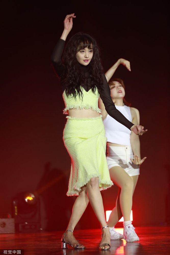 女演员郑爽生日会上唱歌又跳舞穿绿色吊带半身裙套装引领时尚