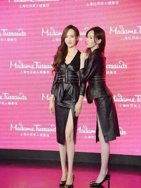中的紫萱,大家印象最深刻,唐嫣是属于"瘦瘦高高"类型的美女,她的蜡像