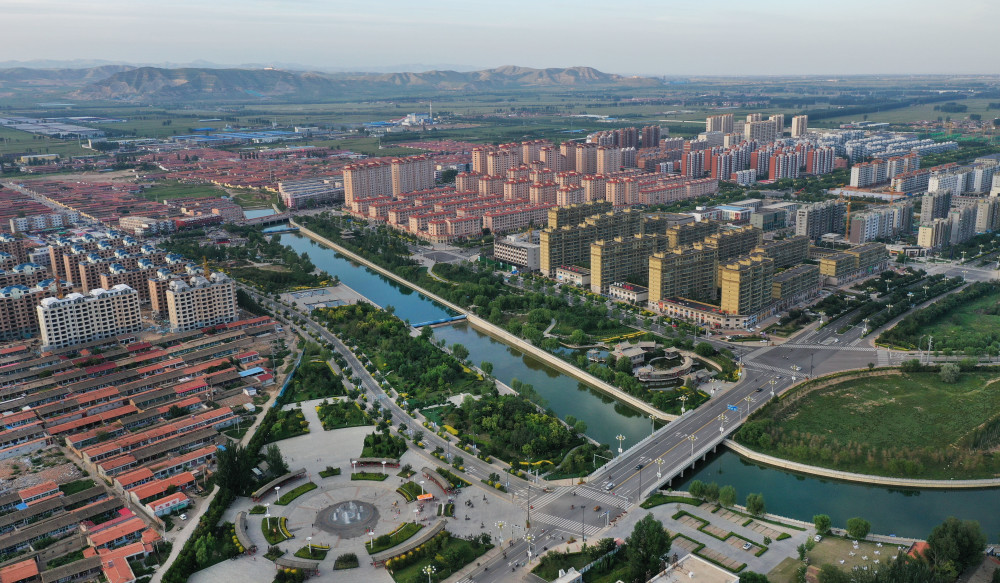 这是穿越广灵县城的木槽涧河及县城新建筑群(8月21日无人机拍摄).