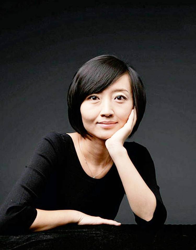 43岁原央视主持人柴静近照曝光,黑衬衫身材苗条