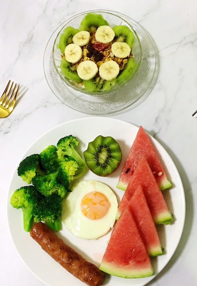 香甜的水果搭配美味的煎蛋,真是绝配美食