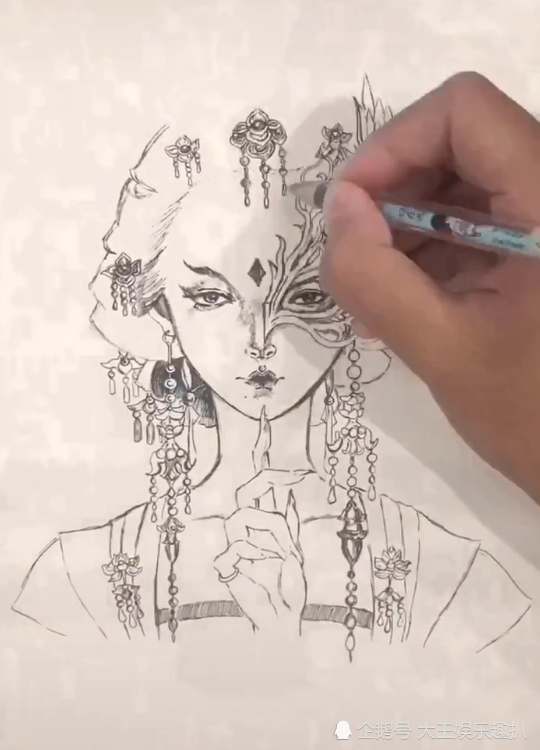 美术生用圆珠笔画半面妆,被质疑能力不够,看到成品
