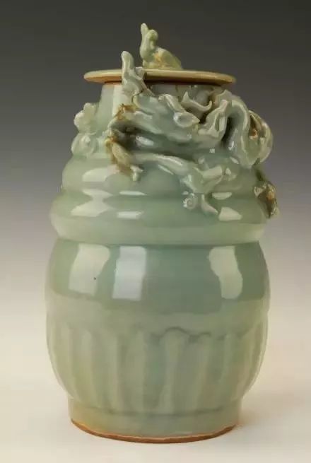 北京故宫和台北故宫都有为数不少的龙泉窑瓷器收藏,可以说,在龙泉窑的