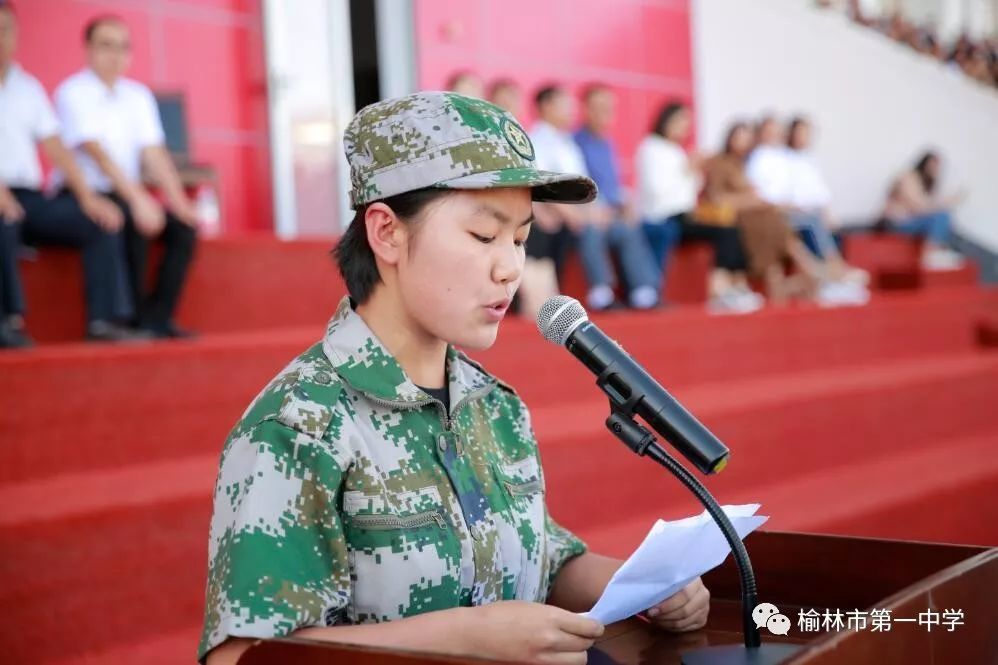 新生刘嘉妍代表全体高一学生发言,感谢学校和全体教官的关爱和付出.