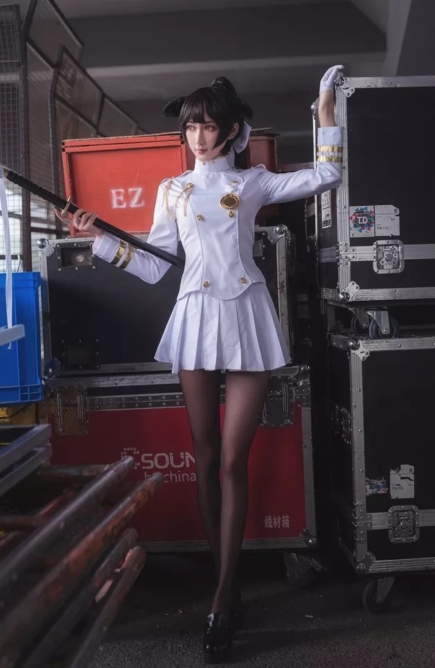 小姐姐cos碧蓝航线,一双比刺刀还长的"女神腿",瞬间