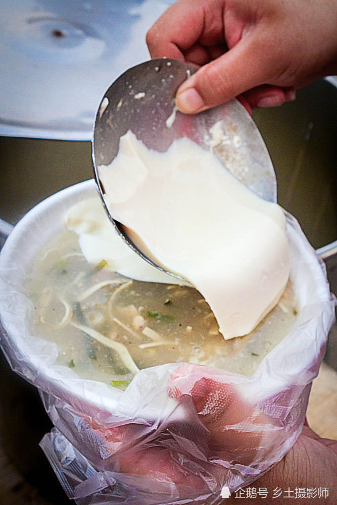 皖北女子卖"老鸡汤豆腐脑",2块钱碗卖火了,趁热喝味美又不贵