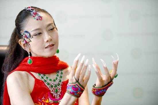 62岁杨丽萍近照曝光,一袭白裙似仙女下凡,百万高价手指太惹眼