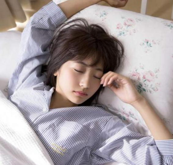 睡觉头发"散还是扎"?96%小仙女都搞错,难怪"发际线"