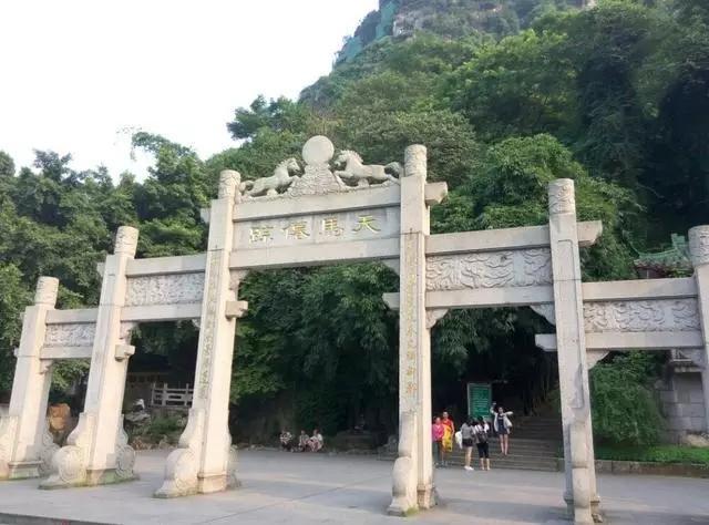 马鞍山为柳州古八景之一,因其形如马鞍而得名,它位于柳江南岸的市