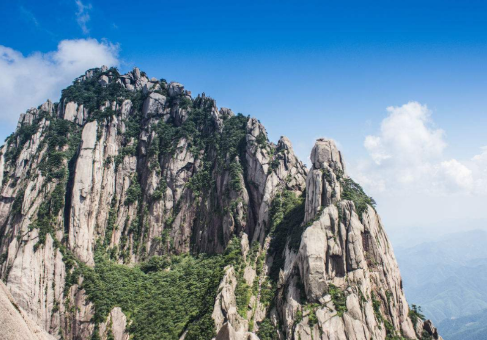 黄山群峰上最危险的山峰危险程度居群峰之首每年还放寒假