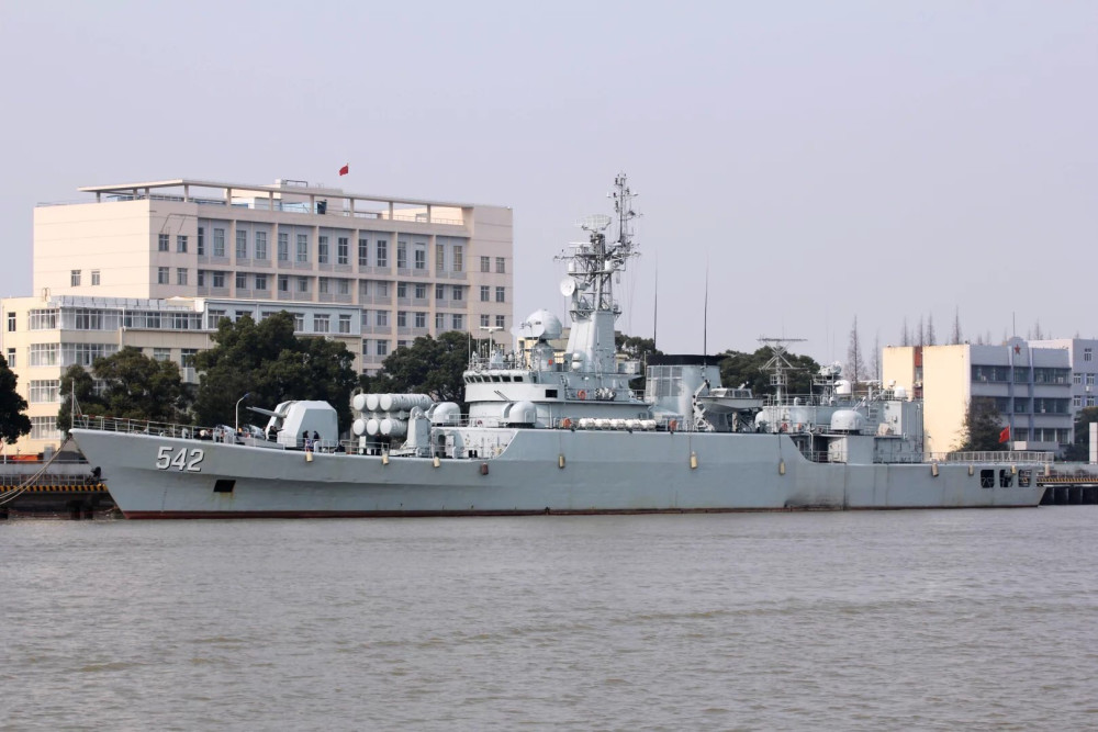 斯里兰卡以史上伟大君主之名迎我退役军舰,中国装备成南亚新靓仔