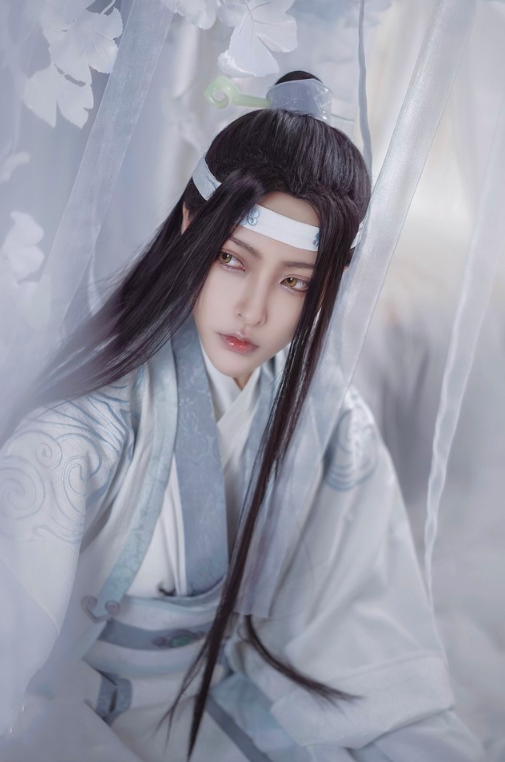 小哥哥cos蓝忘机,看到他抱着兔子的样子,网友:这也太像画了