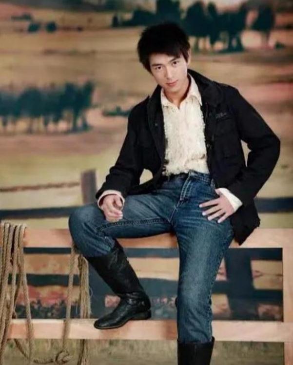 李现童年照被爆,当看到图四后,难以想象童年的他竟长