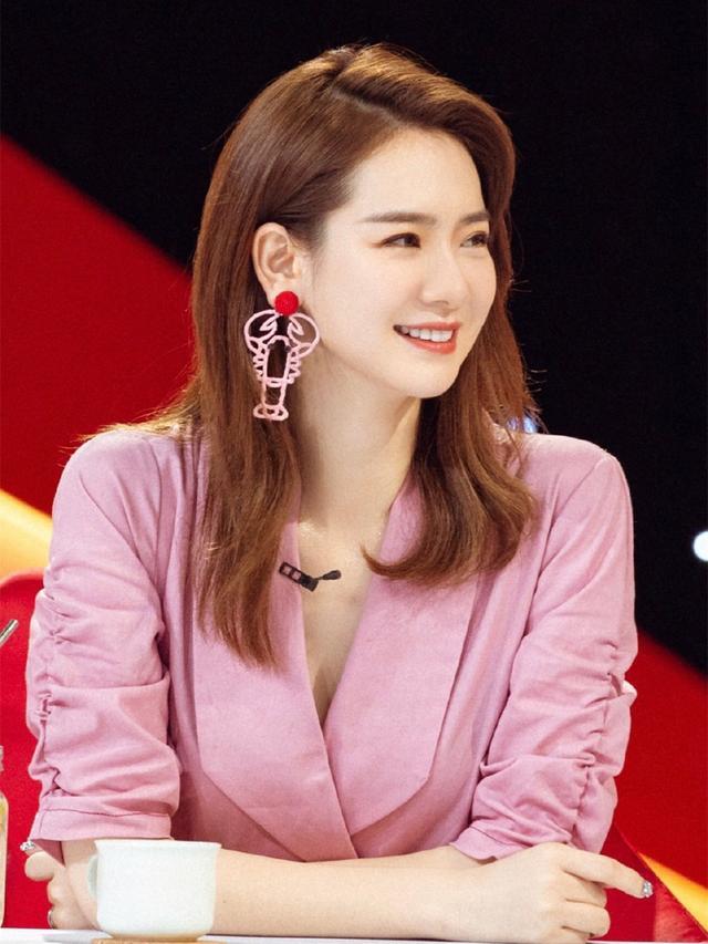 戚薇亮相《我家那小子》,一身粉色西装造型,龙虾耳环好有个性