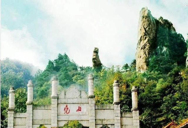 前往游览桂林第一峰——尧山风景区主峰海拔909.