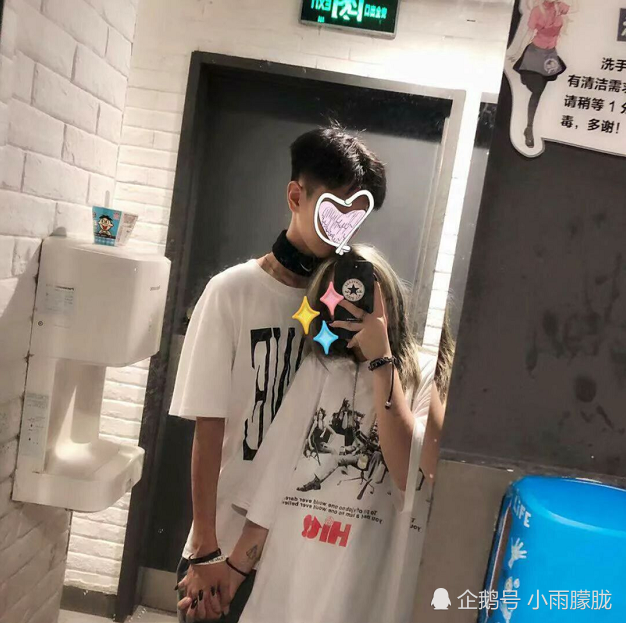 超火"挡脸系"情侣头像:我在努力的微笑,但是眼泪还是