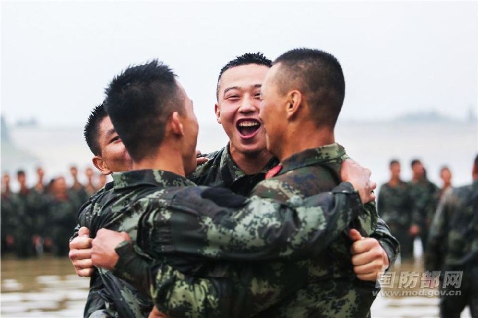 这是军人的怀抱你是否也想抱一抱