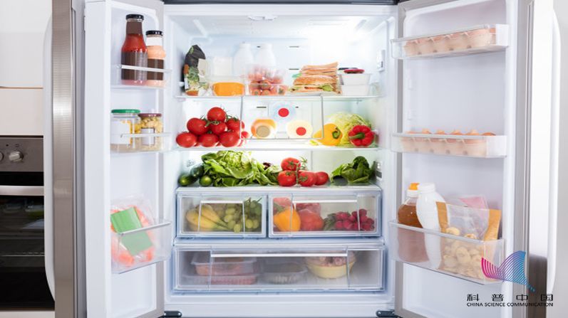 冰箱的冷藏室有一个排水口,冰箱结冰大多是因为排水口堵塞,冰箱内的水