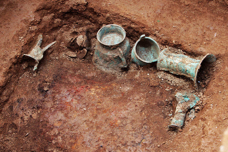 考古揭秘,洛阳西周墓葬发掘现场,墓葬完好,随葬品清晰