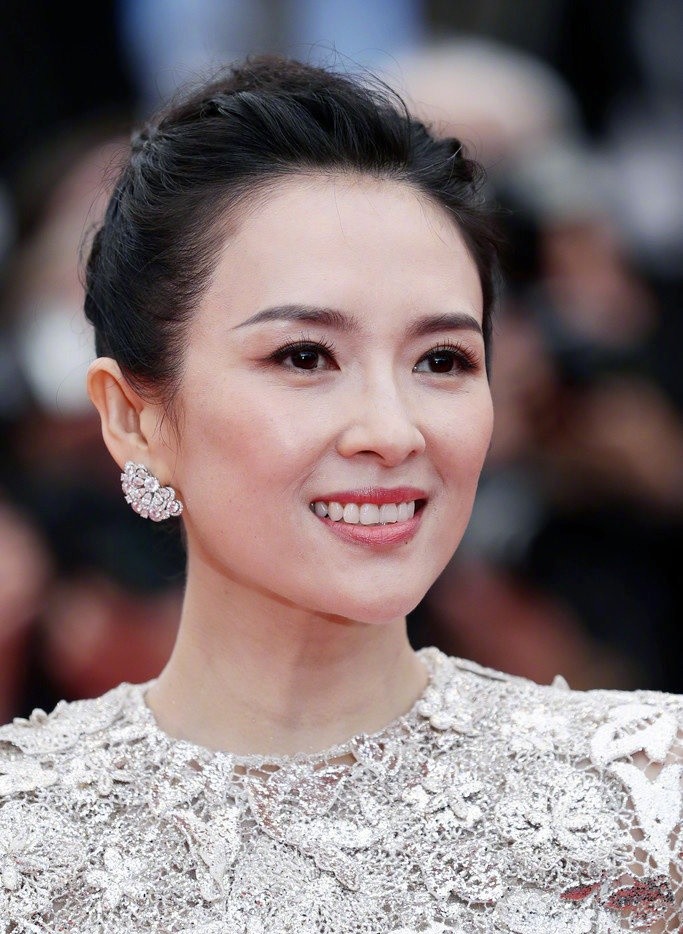 章子怡戛纳电影节首映礼红毯,身穿春夏高定礼裙,气质