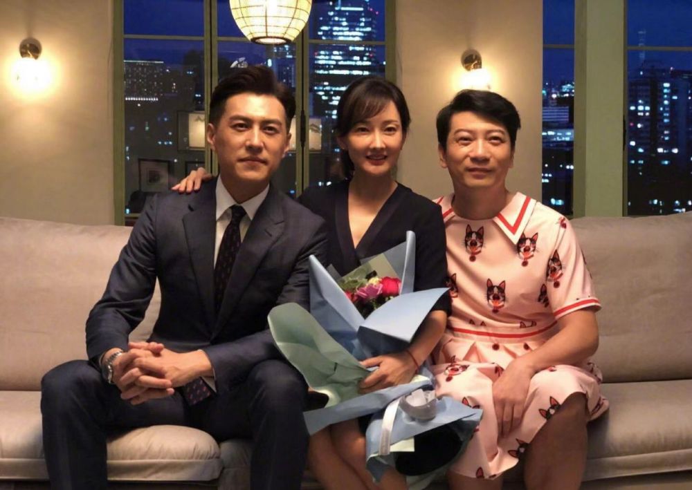 牛莉晒与靳东有爱合影变样的那文让网友认不出一排帅哥成亮点