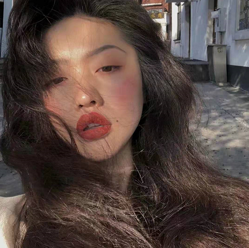 微丧·浓妆艳抹·女生头像:我不怕孤独,我怕的是生活