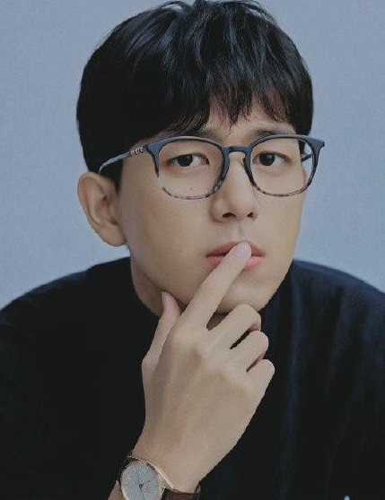 娱乐圈6位戴眼镜的男星:李现超文艺,肖战超可爱,他霸气侧漏