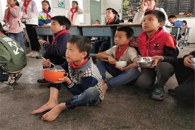 "别再逼我穿鞋了",孩子赤脚玩闹,对身体的影响或许有