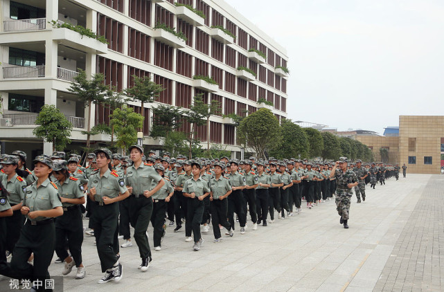 广西柳州:新生军训砺意志