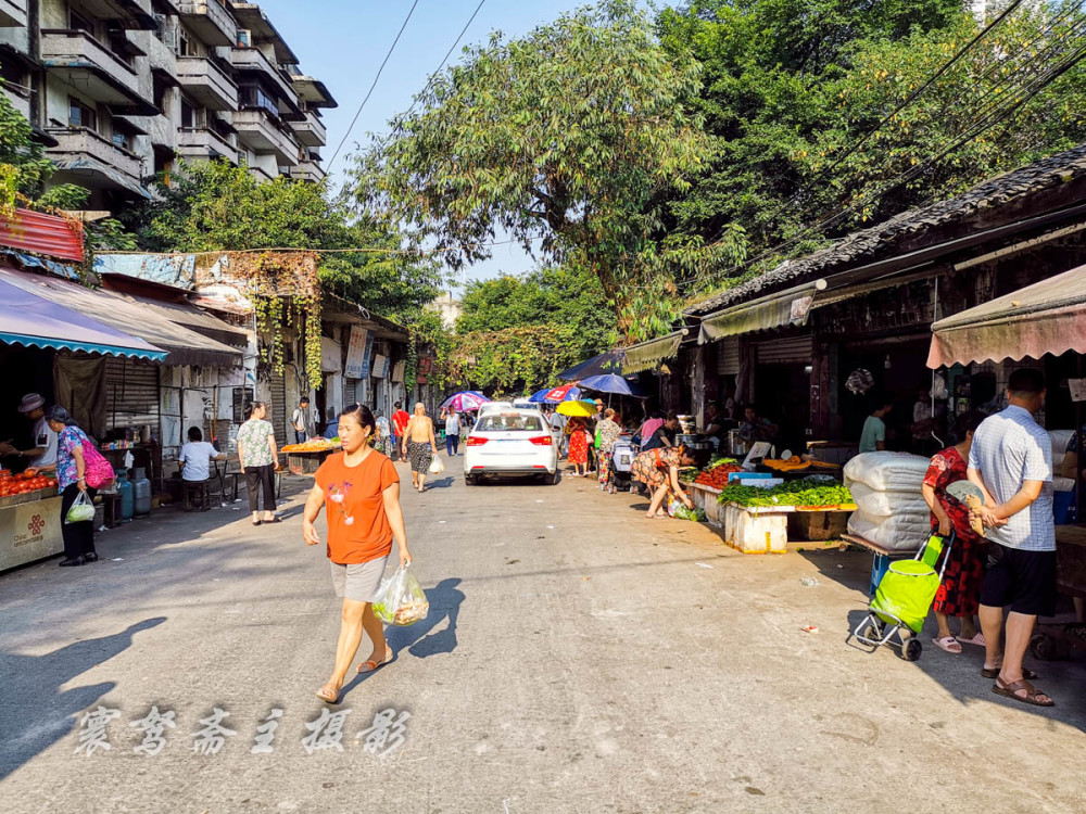 重庆江北玉带山地铁站附近有个菜市场,而这里每周五的