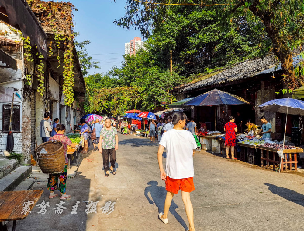 重庆江北玉带山地铁站附近有个菜市场,而这里每周五的