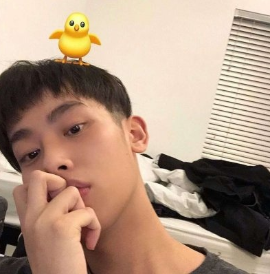 阳光·帅气·男生头像: 校服是我和她唯一穿过的情侣装