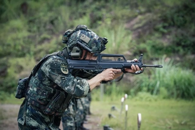 武警特战小队炫酷新照:"加持"新单兵战术装备,国际范