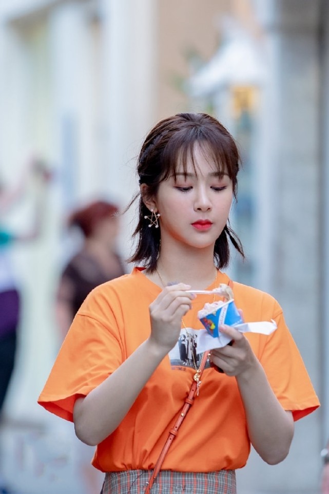 杨紫的衣品有多好?看到她在《中餐厅》的搭配,网友:关键得靠脸