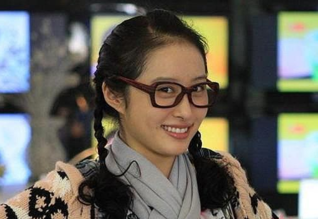 她曾是丑女无敌的女主,仅因为一张照片被赶走,如今嫁入豪门
