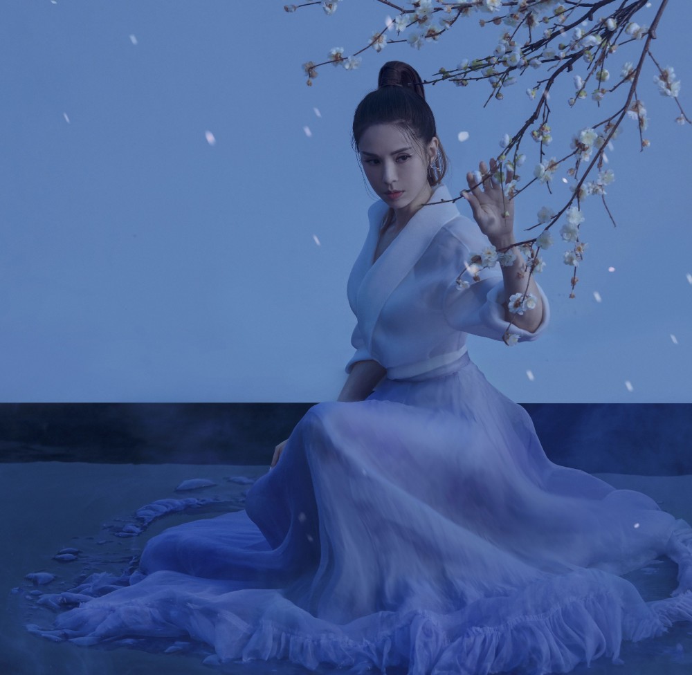 李若彤也太帅了,一袭v领轻纱裙配高马尾,英姿飒爽侠女