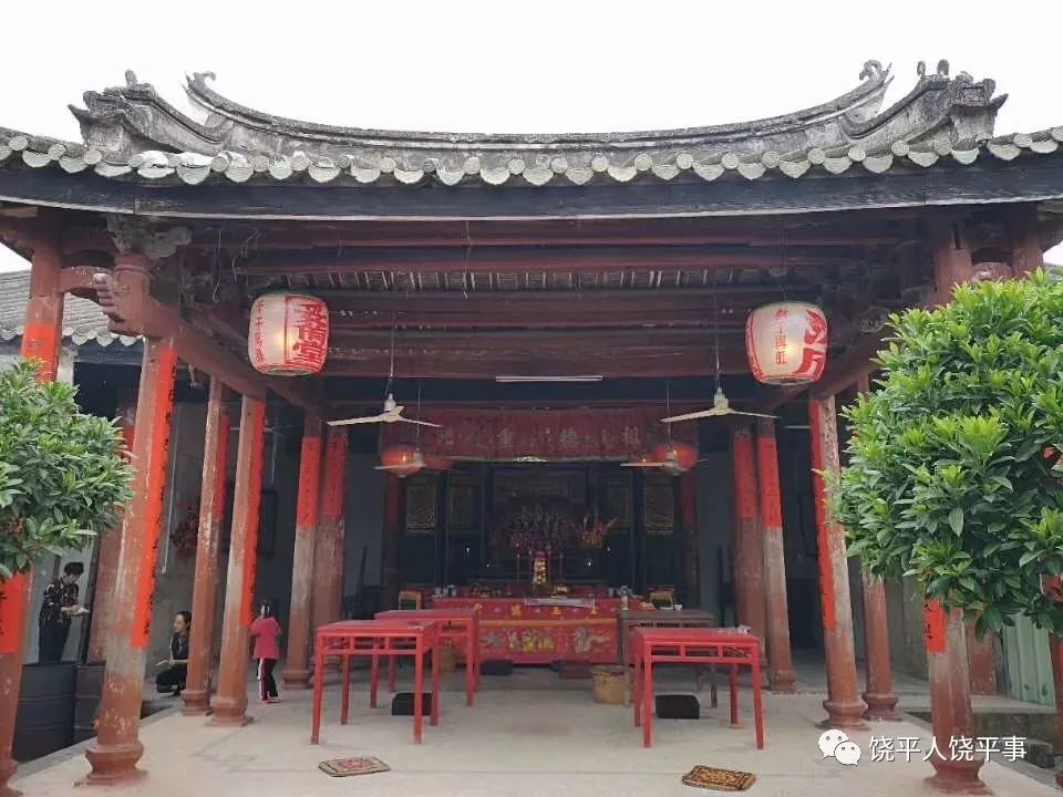 村里的老人早早打扫完祠堂,以整洁的面貌引接沈祖公诞辰