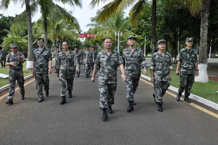 龙华区到武警海南机动支队开展"军事日"活动