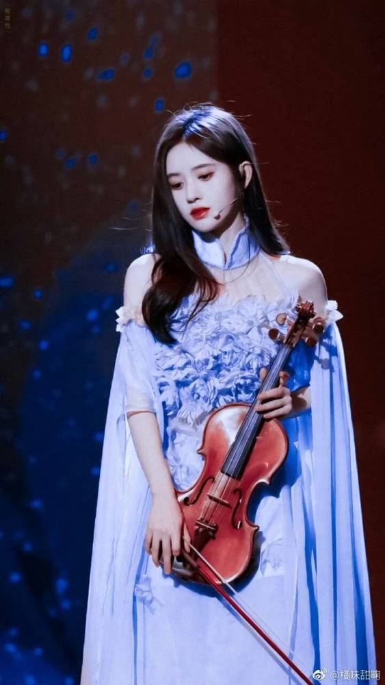 鞠婧祎身穿紫蓝连衣裙,现场演奏小提琴,网友:比贝多芬都好听
