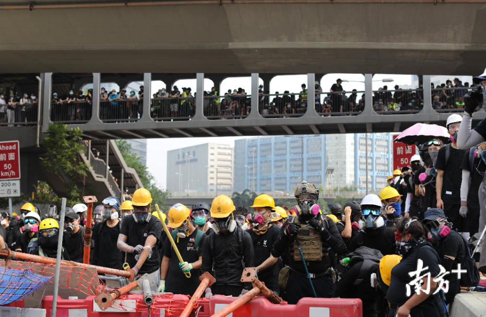 8月24日下午,香港示威者在观塘区发起游行示威活动,由观塘骏业街经