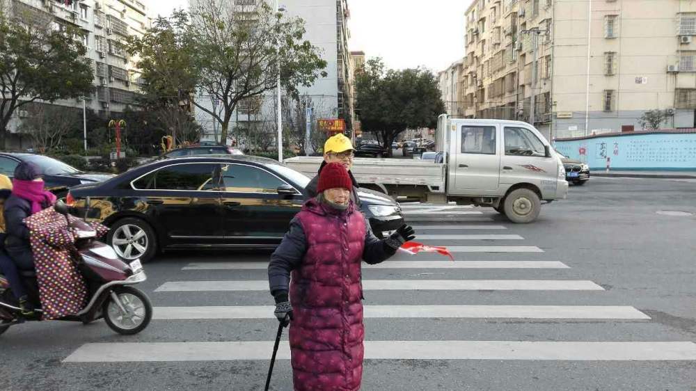 司机礼让老太太过马路,却遭后车追尾致老人离世,责任