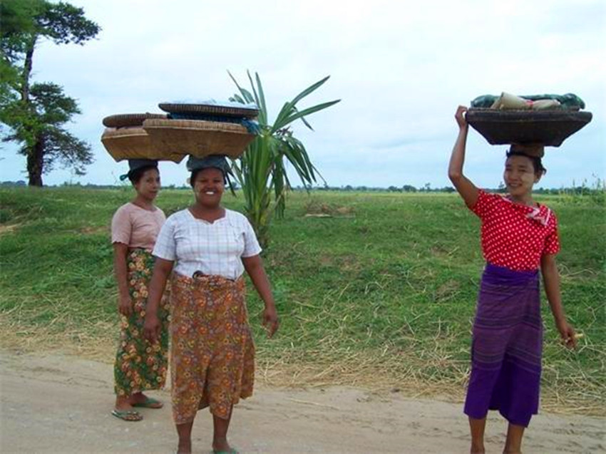 中国人去缅甸,实拍当地农村女人的真实生活,非常能干活!