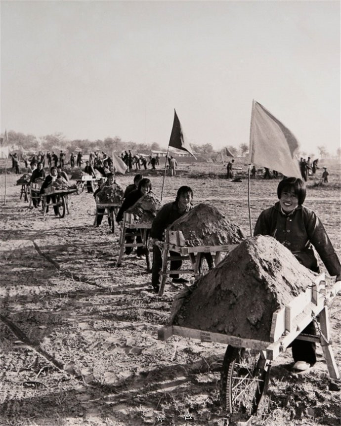 1955年河南省郏县大李庄乡的一批中学毕业生回乡参加农业合作化运动