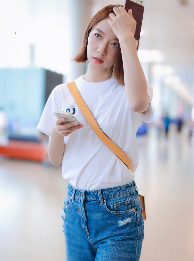 王珞丹穿"千层糕鞋"走机场,却因配错裤子,意外显腿短?